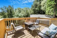 Treetop Haven - Indoor Jacuzzi & Hockey Table - Pet-friendly