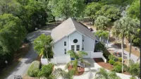 Wake up to river views:dreamy 4 bedrooms escape by the city beach in Dunnellon. Hotels near Publix Super Market at Rainbow Square Shopping Center
