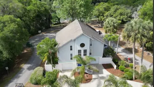 Wake up to river views:dreamy 4 bedrooms escape by the city beach in Dunnellon.