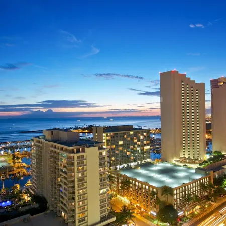 Huge Panoramic Ocean View. Walk to the Beach.Low rate of 3,900 per month.