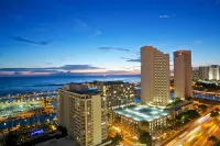 Huge Panoramic Ocean View. Walk to the Beach.Low rate of 3,900 per month.