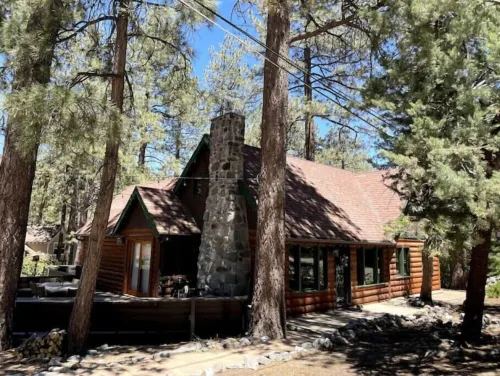 8 min walk to village,Cozy, heater,A.C, fireplace, 5 min drive to mountain high Hotels in Wrightwood