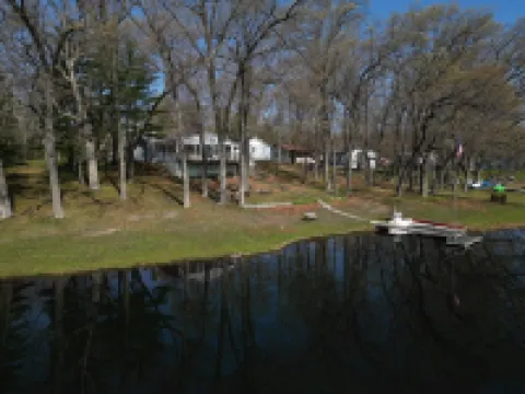 Beautiful Lake House & Spacious 4 BR