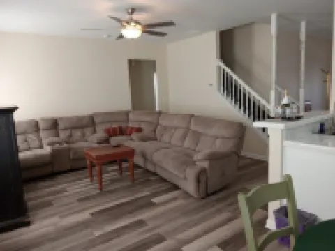 Lovely 4-bedroom/3 bathroom house in Newnan with AC, WiFi.