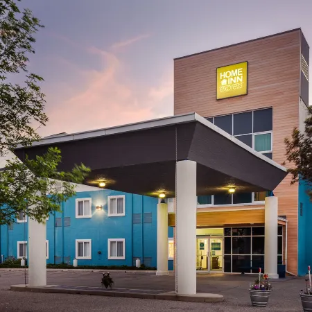 Prairie Crest Medicine Hat by IHG