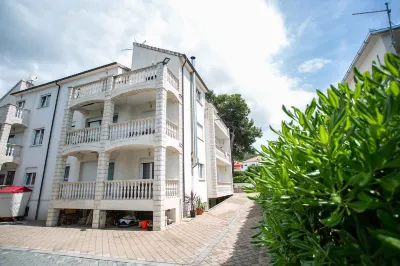 Apartments Lovrić فنادق في Okrug Gornji