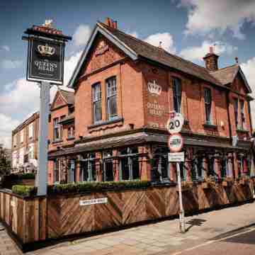 The Queen's Head Hotel Exterior