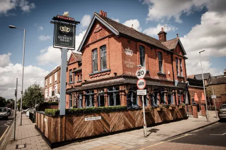 The Queen's Head Отели рядом с достопримечательностью «Парк Буши»