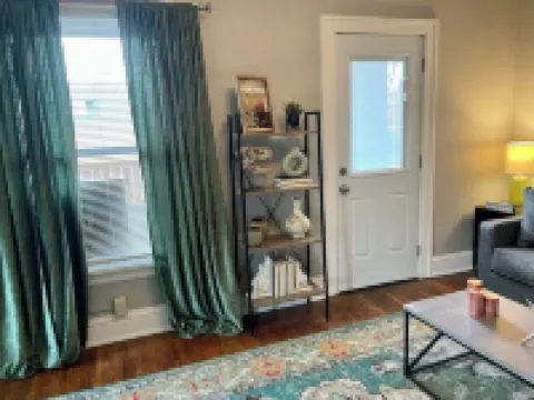 Espresso Maker & Modern Decor by Arena, University, Hospitals ハンティントンのホテル