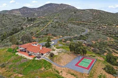 Slice of Heaven by AvantStay Breathtaking Views Hotel in zona Lake Skinner Recreation Area