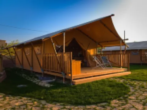 Pleasant tent with swimming pool