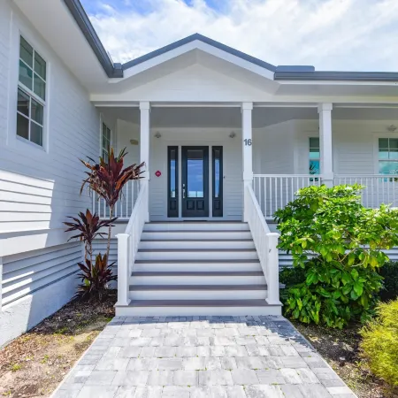 Springtide House by Brightwild Waterfront Pool