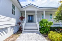 Springtide House by Brightwild Waterfront Pool