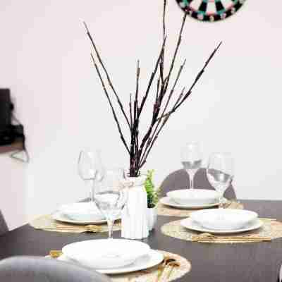 Apartment-sleeps4-streetparking-balcony-duplex Dining/Meeting Rooms