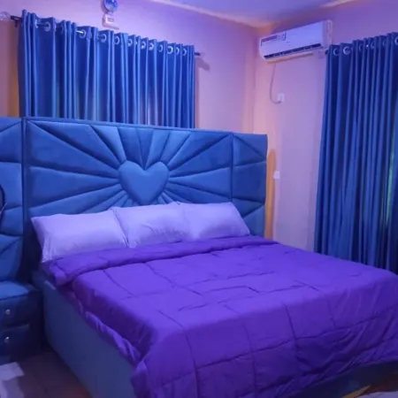 2 Bed-Sleeps 4-Free Parking-AirCon