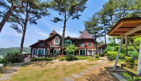 Castel on the Hill Pension Отели рядом со станцией Hoengseong Station