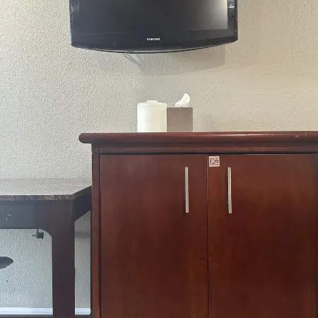 Royal Motel Tracy