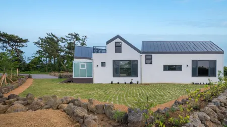 Jeju Moridarakbang Pension Отели рядом с достопримечательностью «Dolgeobugi Suseok Bakmulkwan»