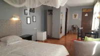 Q-Bar & Guesthouse
