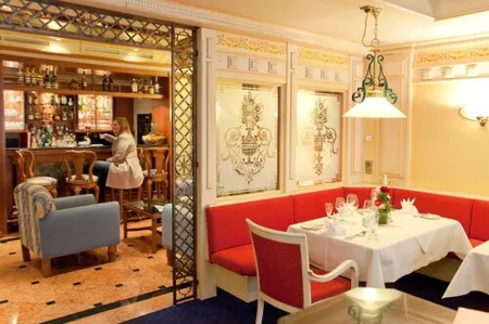 Hotel Weißes Roß Отели в г. Визенбад