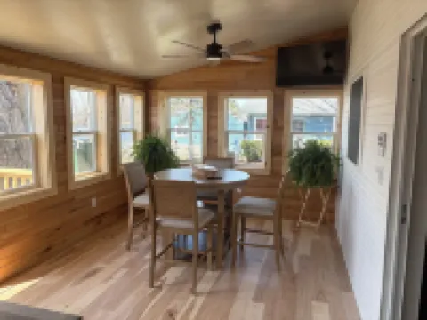 Charming 3-bedroom house with beautiful views of the Wolf River!