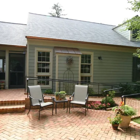 Contemporary colonial cottage, close to dwntown Rockville and metro, accessible. Отели рядом с достопримечательностью «Роквилл Таун сквер»