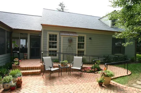 Contemporary colonial cottage, close to dwntown Rockville and metro, accessible.
