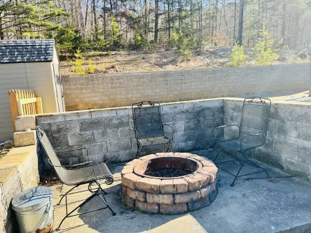 Serene, beautiful views w/ hot tub, fully equipped-20 minutes to Attractions