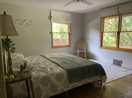 Magical Lake house, feel like being in the cabin in the heart of Minneapolis. Отели рядом с достопримечательностью «Park Nicollet Eye Care and Optical Store St. Louis Park»