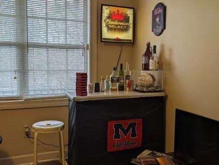 GAME DAY WEEKEND CONDO! WALK TO CAMPUS! PET FRIENDLY! WHIRLPOOL TRAILS! Отели рядом с достопримечательностью «Парк Ламар»