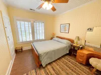 Charming Cottage with Screened Porch and Outdoor Shower - Unique Serenity