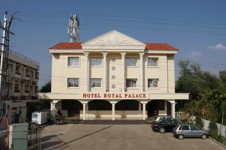 Hotel Royal Palace Отели в г. Варунджи