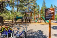 Dog-friendly home with private hot tub, fast WiFi, gas fireplace & SHARC passes Hotels in Sunriver