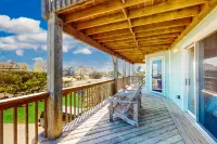 Charming house with ocean view, private hot tub & pool access, washer/dryer & AC