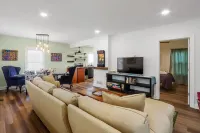 Newly Renovated |Private Home in the Heart of Downtown Lake Geneva |Dog Friendly |Secluded Back Deck Hotels in Lyons