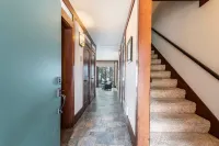 Lakeside Escape with Scenic Views and Stylish Amenities - Charming Retreat