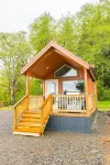Rainforest Tiny Home Retreat: Farmhouse