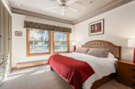 Spectacular Views and Heated Pool - Stylish Mountain Haven