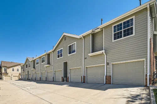 Access to Shared Pool and Nearby Parks - Cozy Urban Oasis