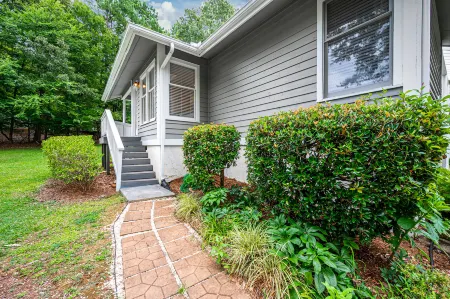 Inviting Cottage with Cozy Ambiance and Patio - Charming Retreat