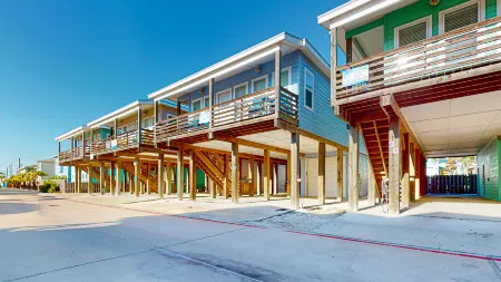 Shared Pool, Golf Cart Access Отели рядом с достопримечательностью «Fly It Port ' A»