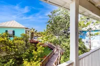 Dog-friendly bungalow with on-site pool, hot tub, free WiFi, and washer/dryer فنادق في Seaside
