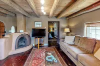 Luxe Casita - Fireplace, Full Kitchen & Steam Shower - Walk to Eateries, Dogs OK Hotels in Ranchos de Taos