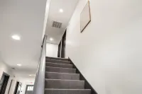 Open Living Space with Natural Light - Charming Modern Haven Hotel a Morton