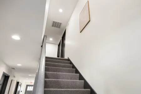 Open Living Space with Natural Light - Charming Modern Haven Отели в г. Мортон Тауншип