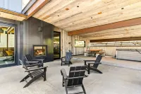 Beautiful mountain home with pool, hot tub, balcony, washer/dryer & WiFi