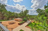 Bucolic Charm and Hot Tub - Sophisticated Modern Retreat Hotels in Hays County
