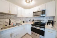 Spacious Living with Full Kitchen and Parking - Charming Coastal Retreat Hotels in Norfolk