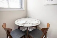 the susan: a cozy, comfy 1bd suite Hoteles en Peoria
