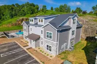 Stylish Branson home with pool, AC, & no stairs - 5 minutes to Branson strip